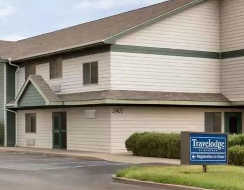 Travelodge By Wyndham Алпайн Екстериор снимка